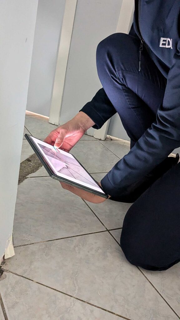 Inspection immobilière réalisée par un expert EDL Pyrénées avec tablette de constat technique